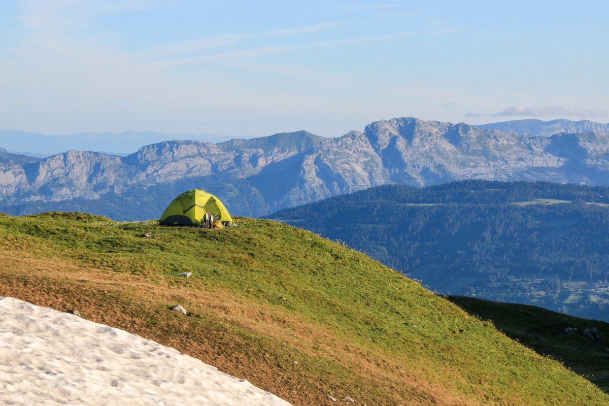 bivouac au lac du mont Charvin avec vue sur les montagnes