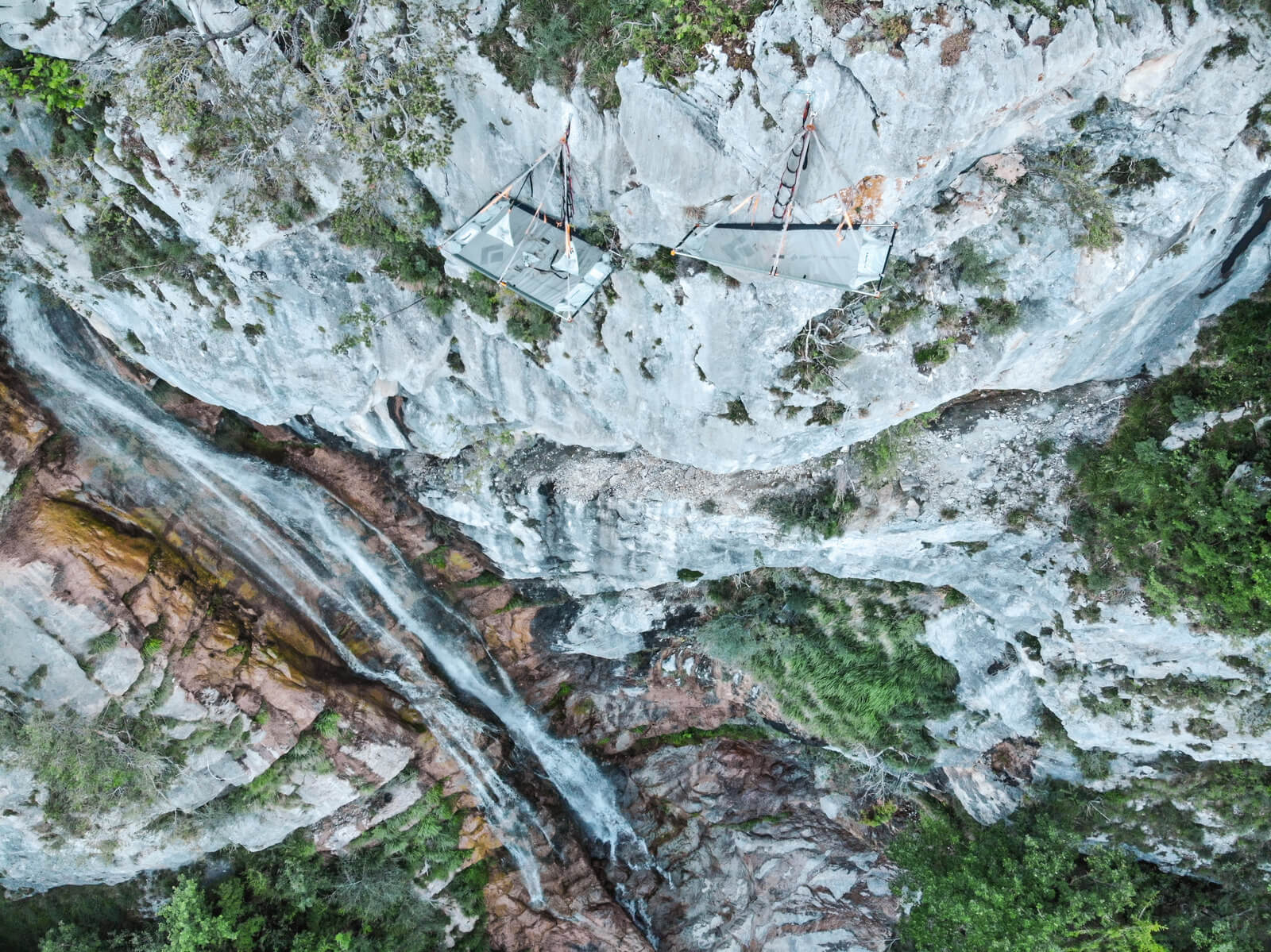 Portaledge, lit suspendu à la falaise, nuit insolite
