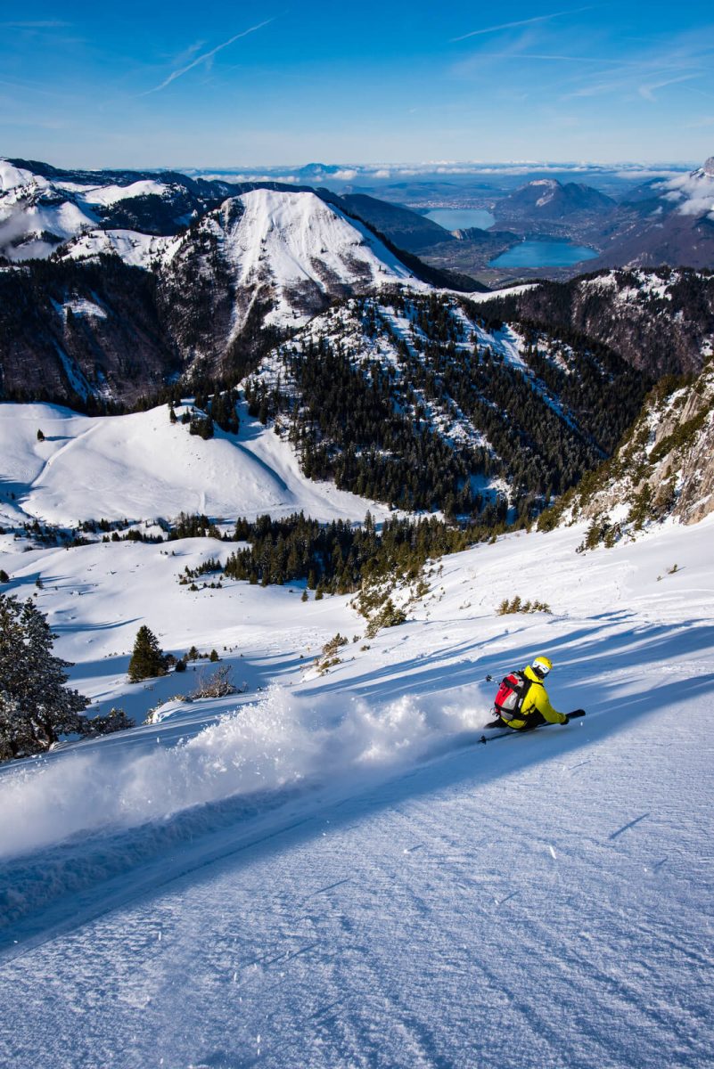 descente de ski à Seythenex dans le massif de la Sambuy en hiver, vue sur le lac d'Annecy