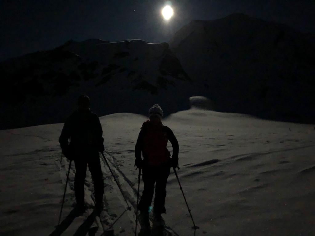 sortie ski de randonnée pleine lune dans le massif des Aravis, le Grand-Bornand, la Clusaz, Manigod, Saint-Jean-de-Sixt et Thônes, bureau des guides de Thônes