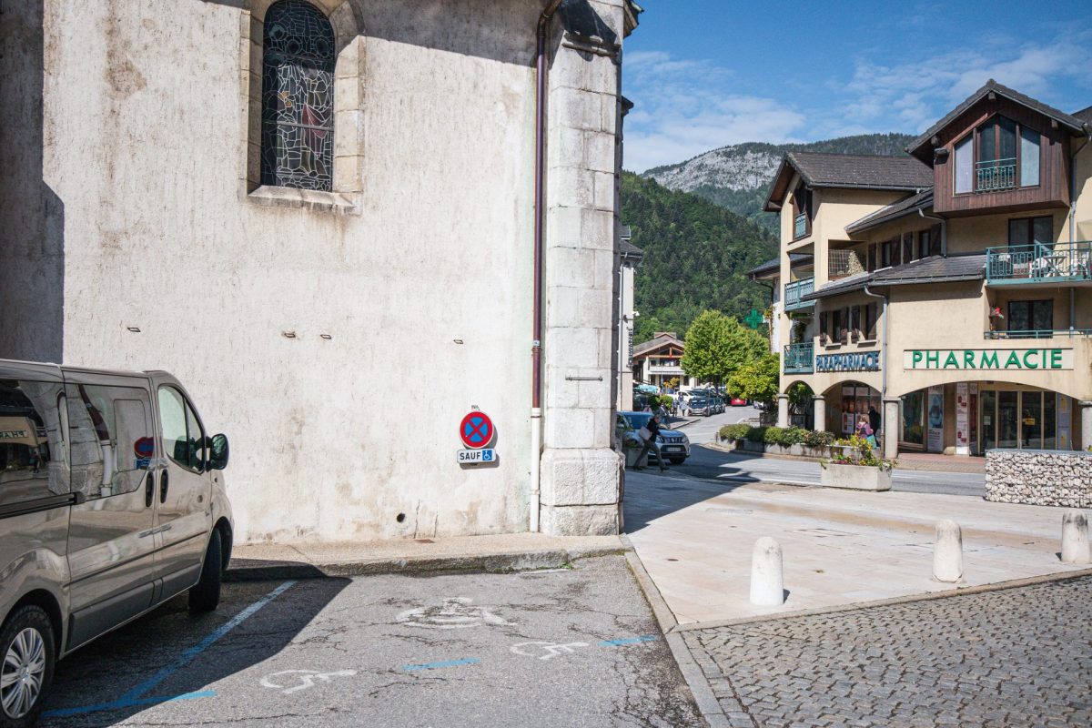 place parking église thônes handicap pmr
