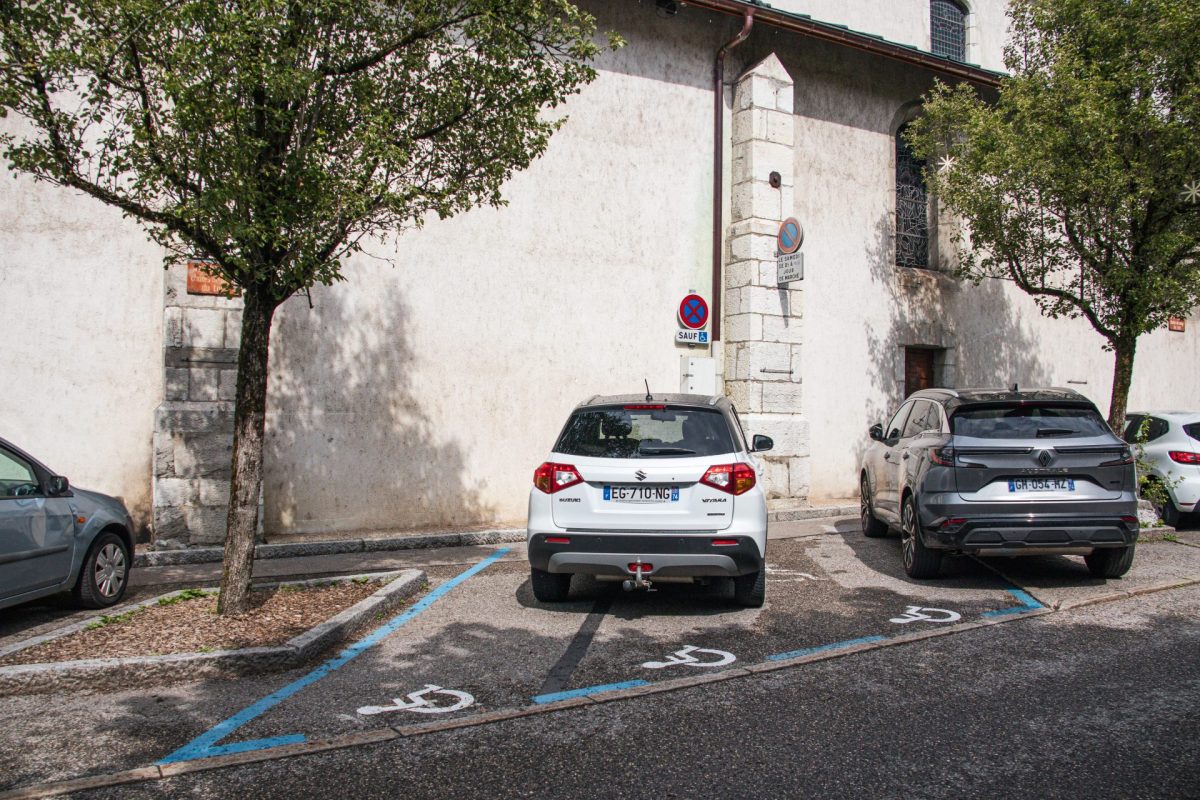 place parking pmr handicap thônes