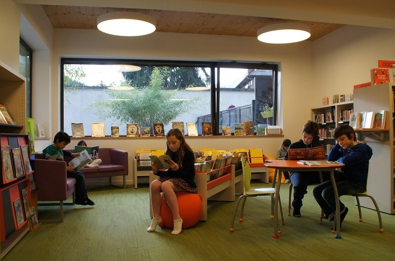 Coin lecture pour les enfants et ados avec petit mobilier et canapés à Thônes