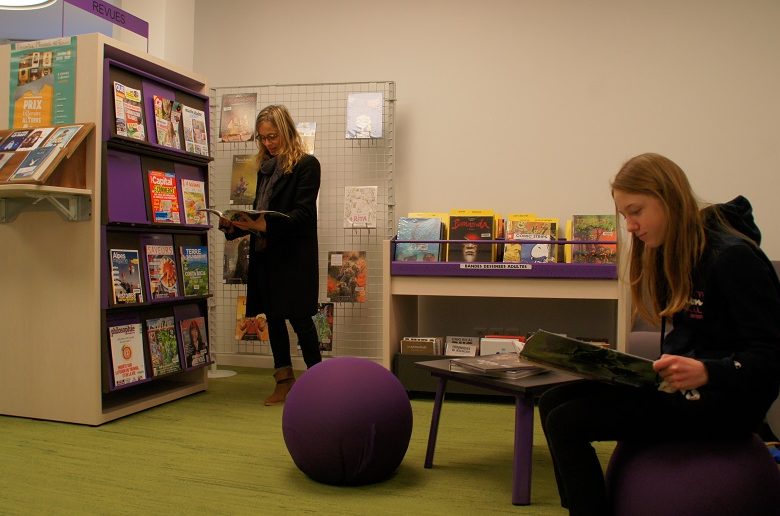 Coin lecture pour les enfants et ados avec poufs, coussins et petite table à Thônes