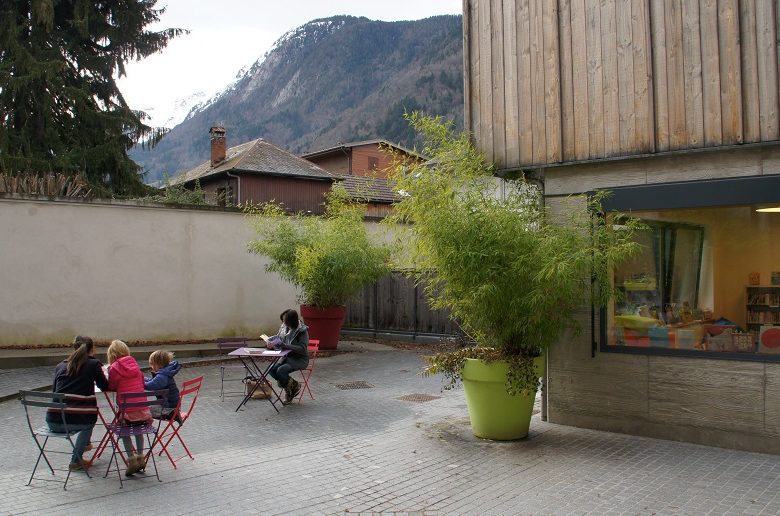 aux beaux jours, des tables et chaises sont installées dans la cour intérieure de la bibliothèque de Thônes pour pouvoir bouquiner tranquillement au soleil