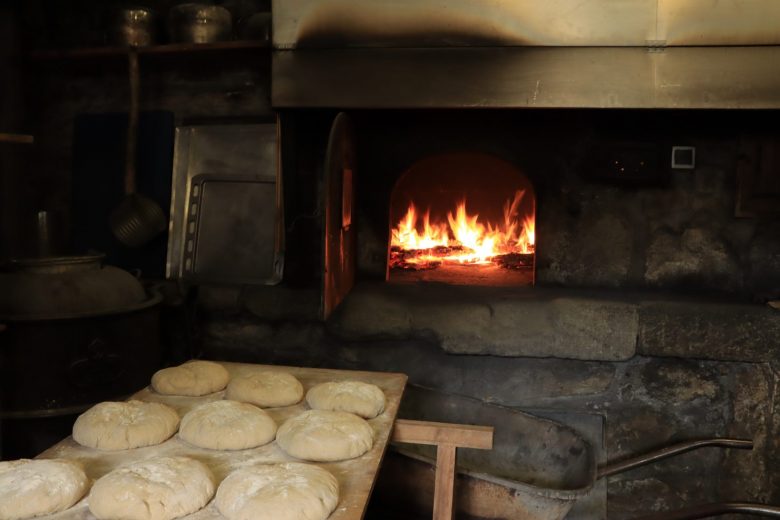 Préparation de pain au four à pain de Carouge aux Villards-sur-Thônes