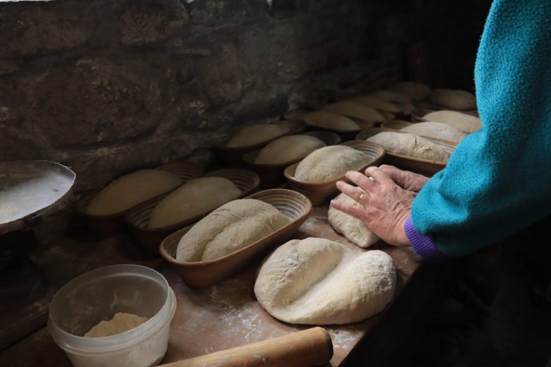 Préparation de pain au four à pain de Carouge aux Villards-sur-Thônes