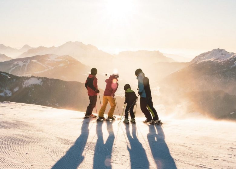 Ski au coucher de soleil sur le domaine skiable alpin du Grand-Bornand