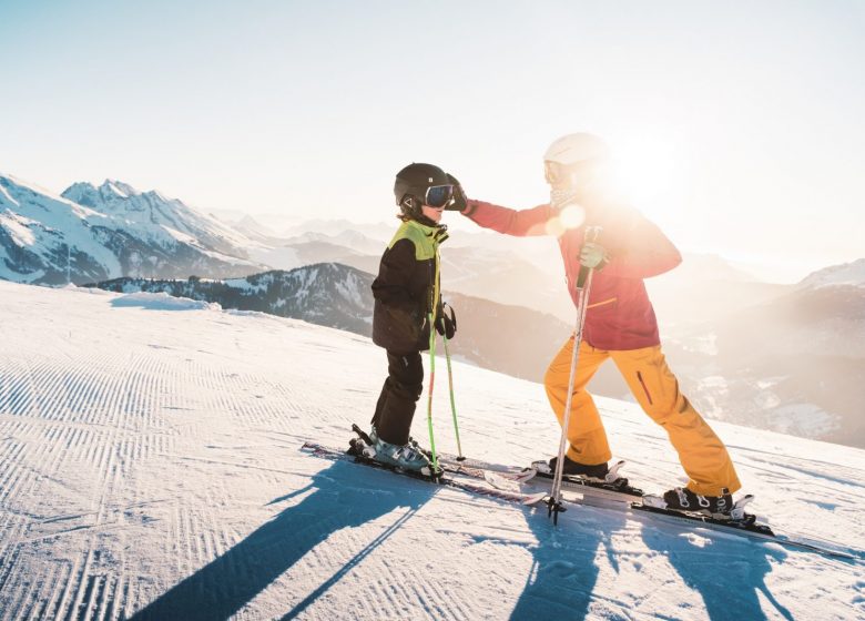 ski alpin au Grand-Bornand au coucher de soleil en famille