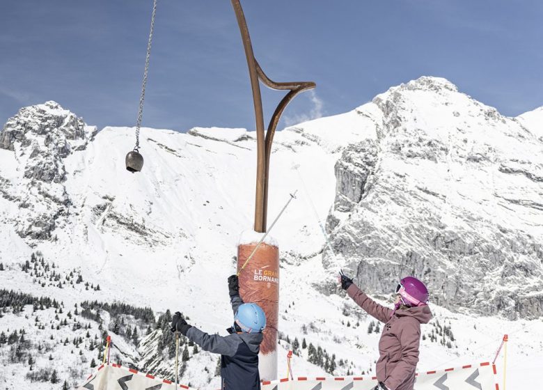 Installation ludique sur la piste débutants Défi Môm’, sur le domaine de ski alpin du Grand-Bornand