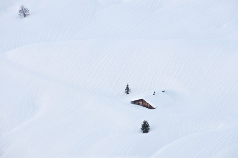 Chalet sous la neige