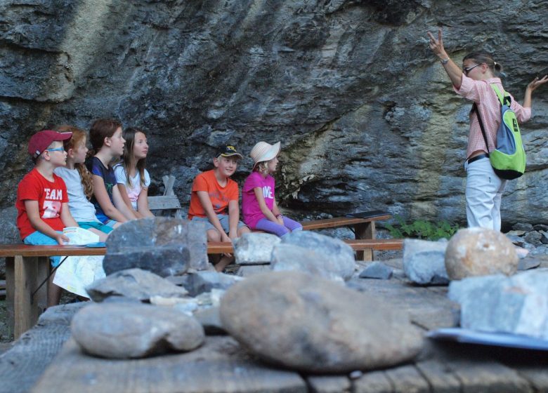 Groupe d’enfants en atelier à l’abri sous roche